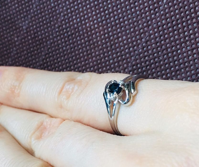 Изящное кольцо Zarina белое золото с сапфиром и бриллиантами оригинал