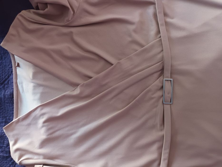 Beżowa sukienka, kopertowy dekolt