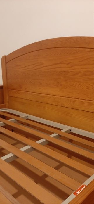 Cama casal 140cmx200 com estrado e duas mesinhas de cabeceira.