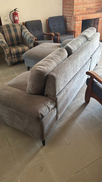 Sofá 3 lugares com chaise longue (faz sofá cama)