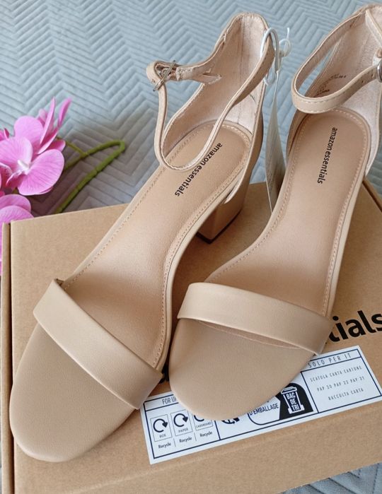 Klasyczne beżowe sandały na stabilnym słupku Amazon Essentials  39 na wesele eleganckie