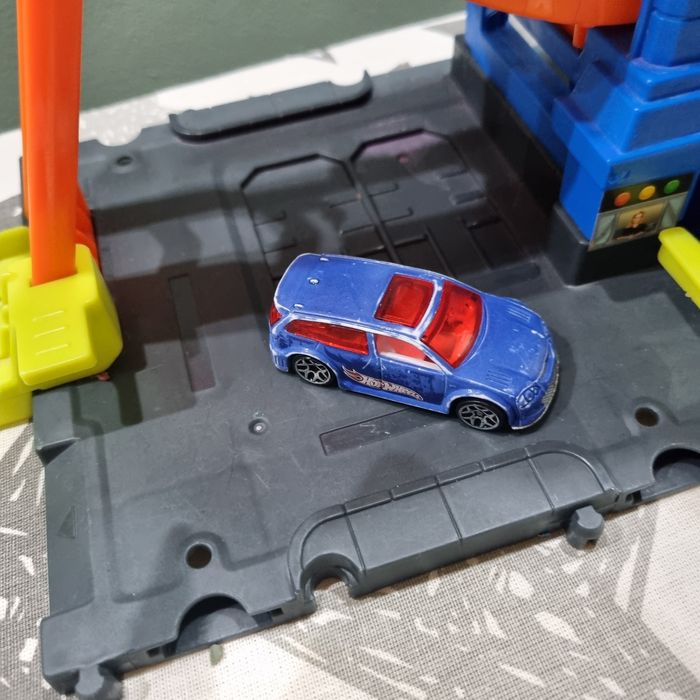 Hot Wheels Myjnia samochodowa + autko zmieniające kolor