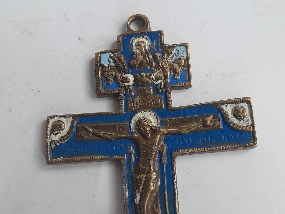 Mały krzyż prawosławny z Chrystusem, mosiężny malowany