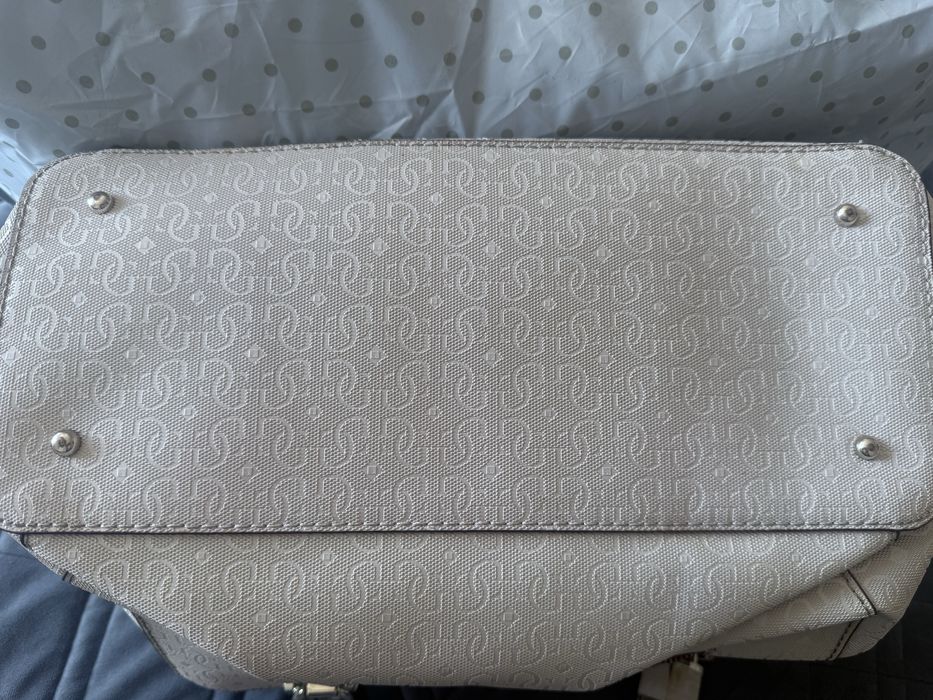 Kremowa torebka Guess