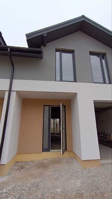 Продається ДУПЛЕКС з гаражем та власним подвір'ям, СОЦ. програми