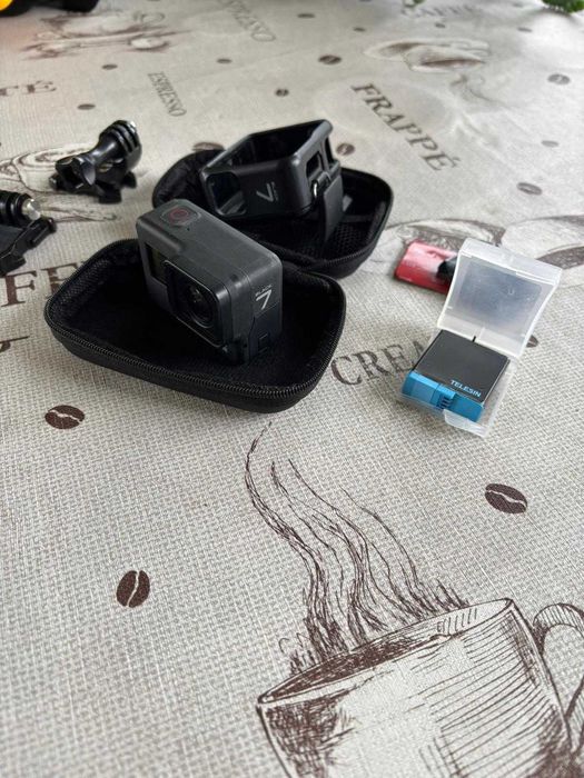 GoPro Hero 7 Black, 2 baterias, cartão SD e vários acessórios