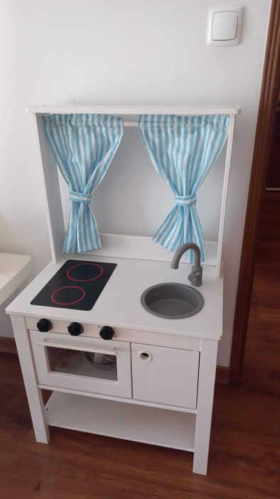 Cozinha de brinquedo em madeira, da IKEA. Brinquedo