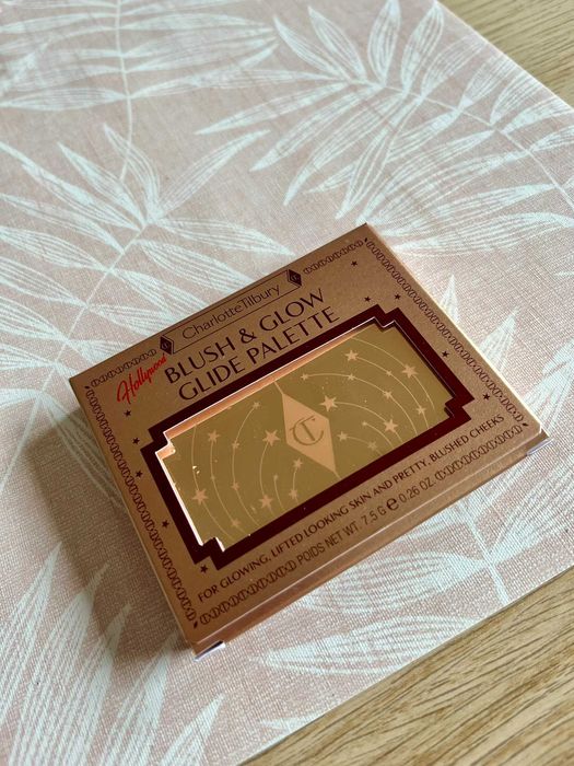 Paleta Blush & Glow Charlotte Tilbury róż rozświetlacz