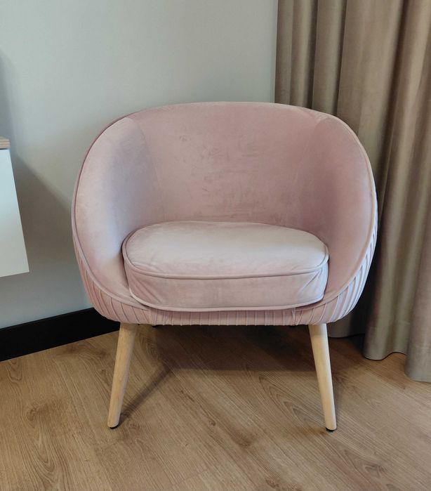 Fotel w kolorze pudrowego różu