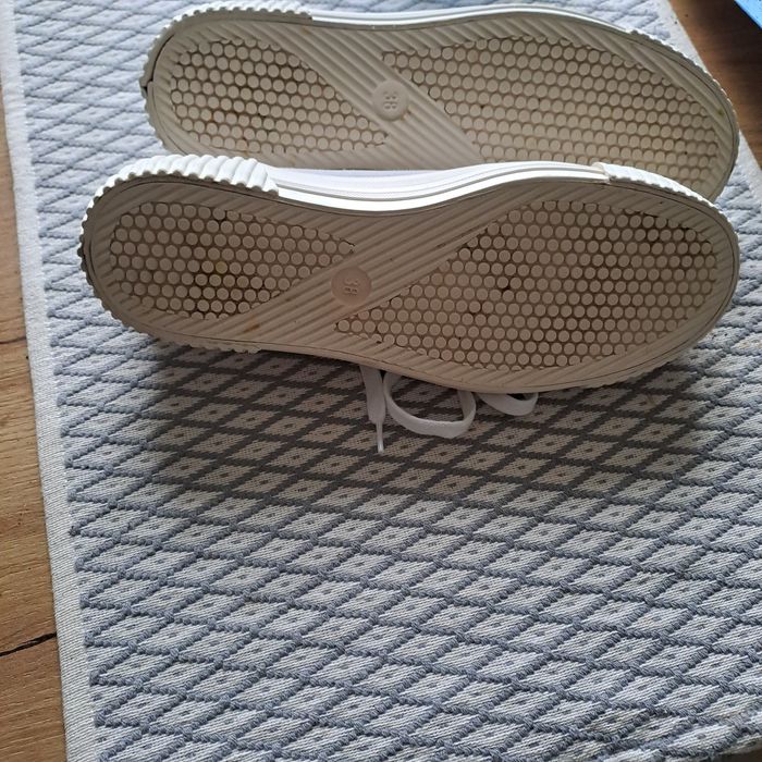Sprzedam  trampki  białe