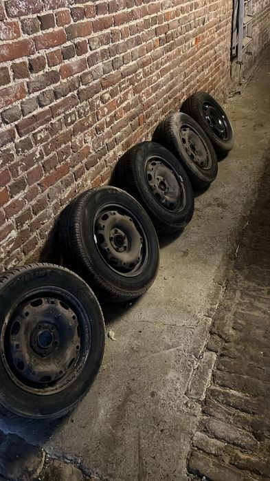 Opony z felgami stalowymi.  9 szt lacznie .