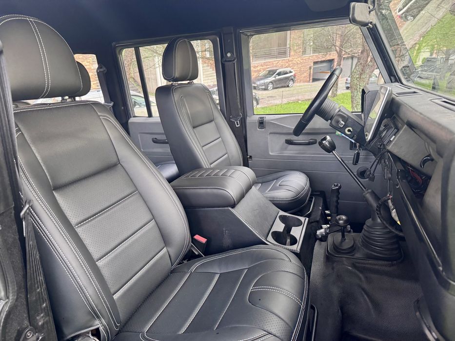 Land Rover Defender 130  TD5 SVO