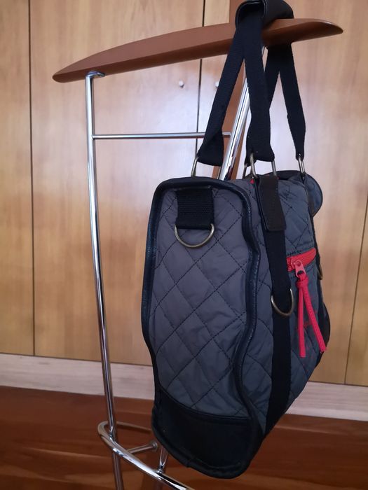 Mala Pepe Jeans em verde tropa com detalhes em vermelho