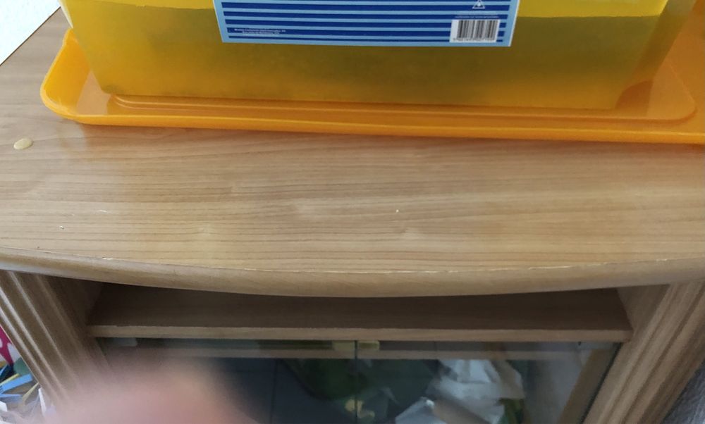 Móvel individual de tv com rodas e portas-alguma arrumação