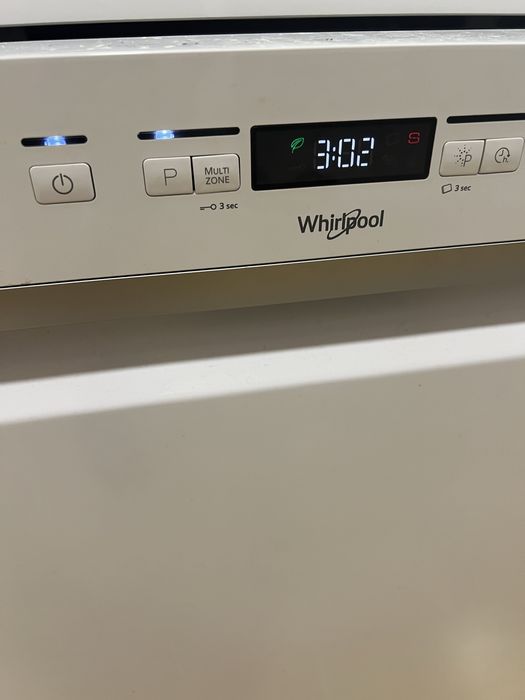 Maquina de lavar loiça Whirlpool com 2 anos