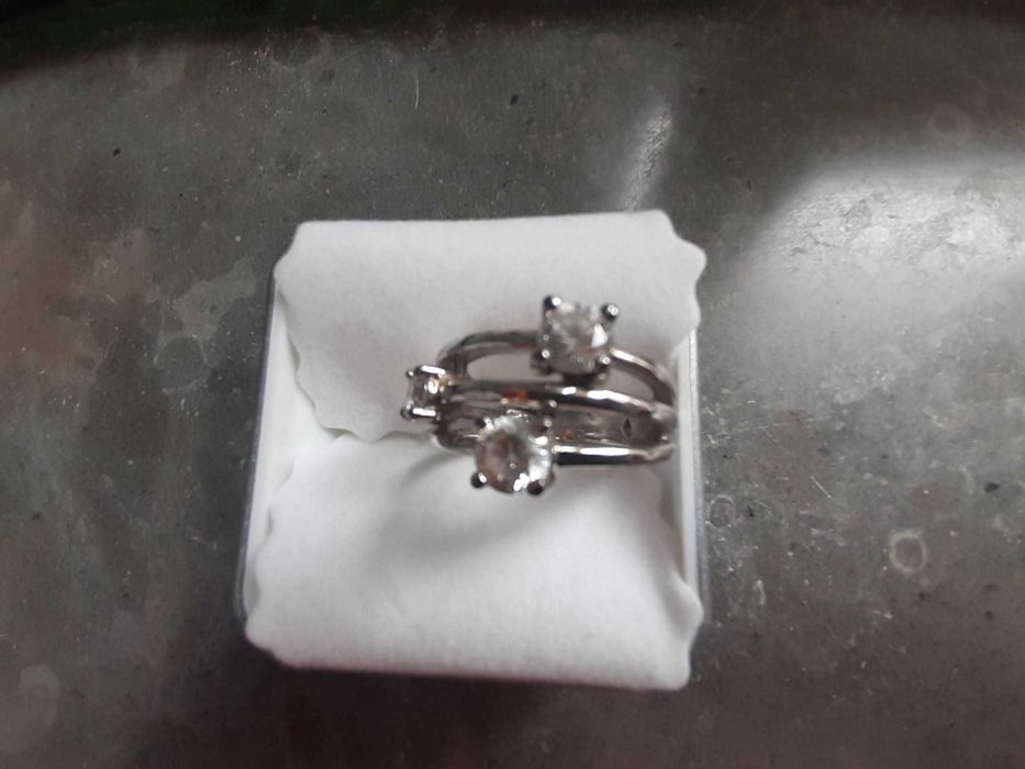 Anel em prata contrastada com zirconias, nunca usado