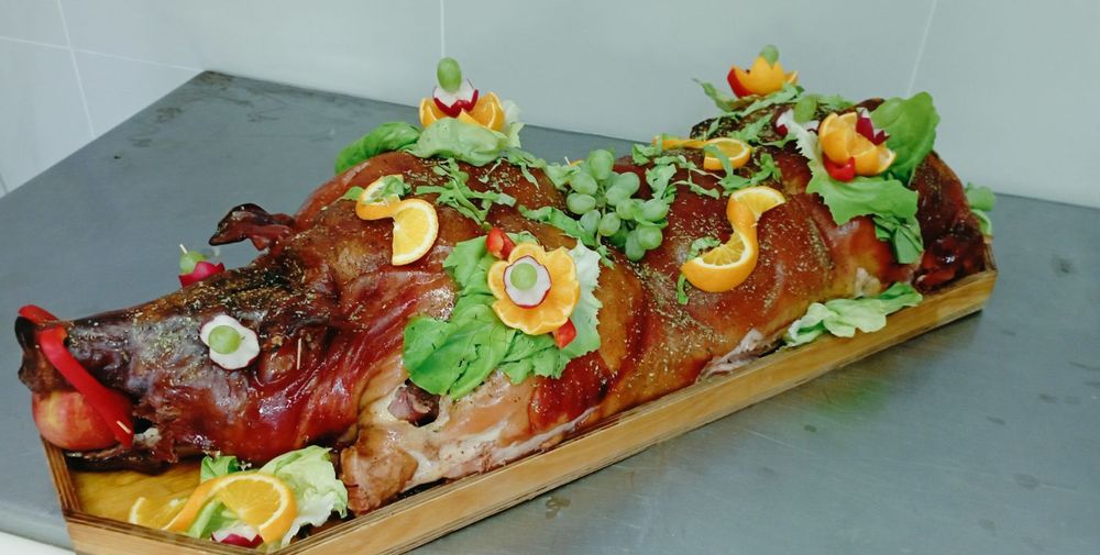 Pieczony prosiak, udziec wieprzowy, gorąca deska, prosię, imprezy