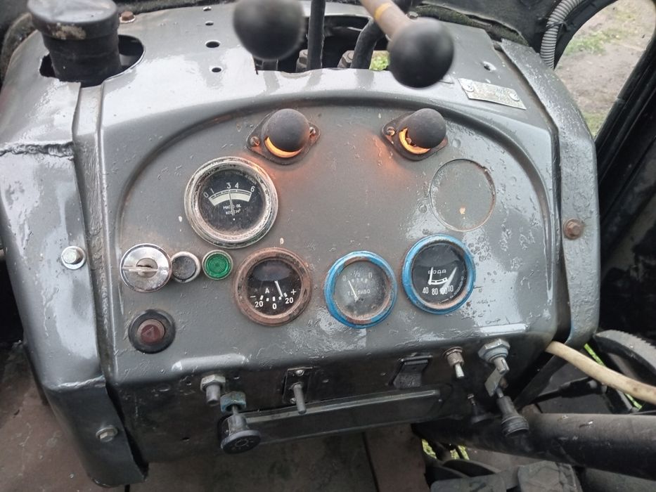 Трактор ЮМЗ-6АЛ на стартері та дозаторі