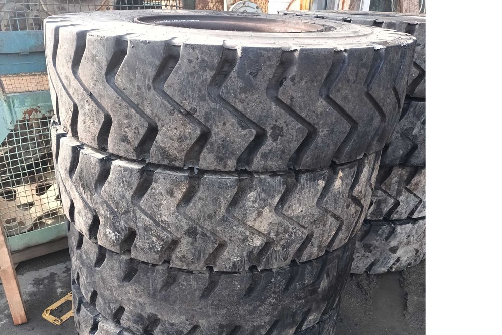 Koła do koparki Liebherr LM35 Timber. Stan idealny. Bridgestone.12R20.