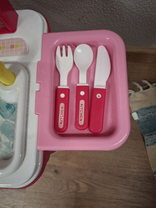 Mala portátil que é cozinha e acessórios