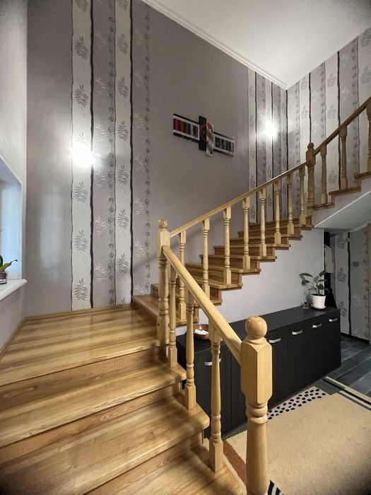 Продається двохповерховий котедж