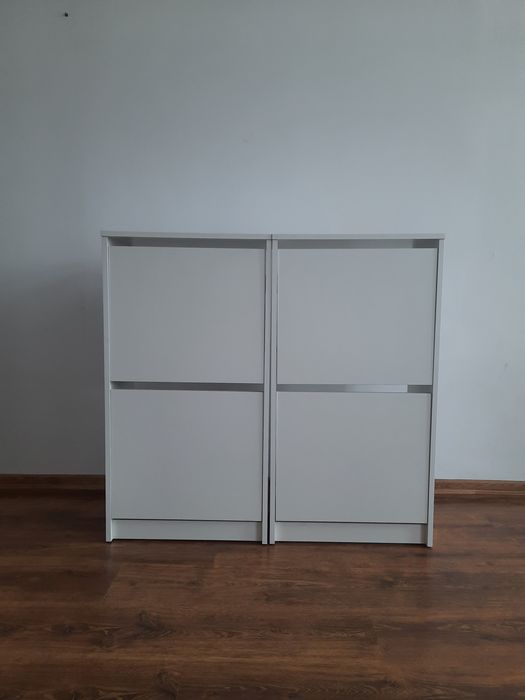 Białe szafki na buty IKEA BISSA z dwiema przegrodami.