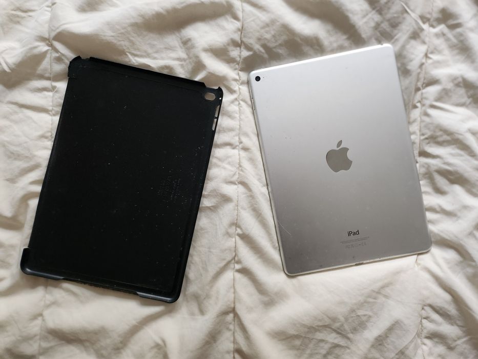 Apple iPad Air 2 64GB Wi-Fi Silver + etui | Działa | iOS 15.8.4 | Czytaj opis