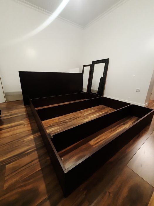 Cama de casal e mesas de cabeceira