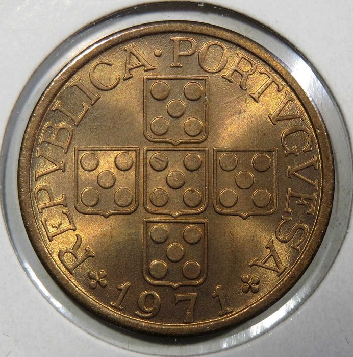 PORTUGAL – II REPÚBLICA. 50 Centavos em Bronze, em alveolo autocolante 1971. Soberba/FDC