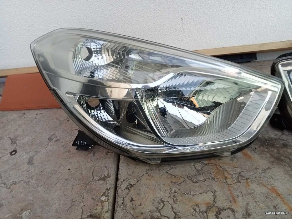 Faróis Dacia Dokker usados