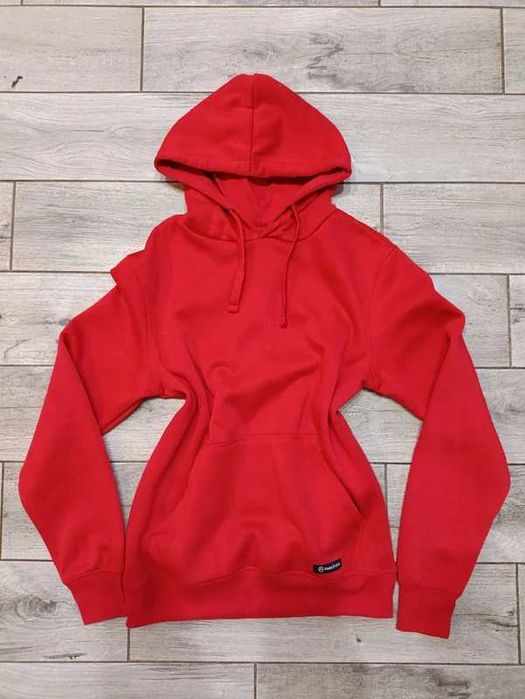 Czerwona bluza z kapturem