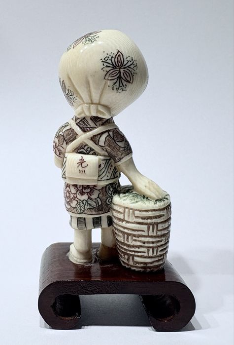 Lindas pequenas preciosas figuras asiáticas esculpidas e assinadas