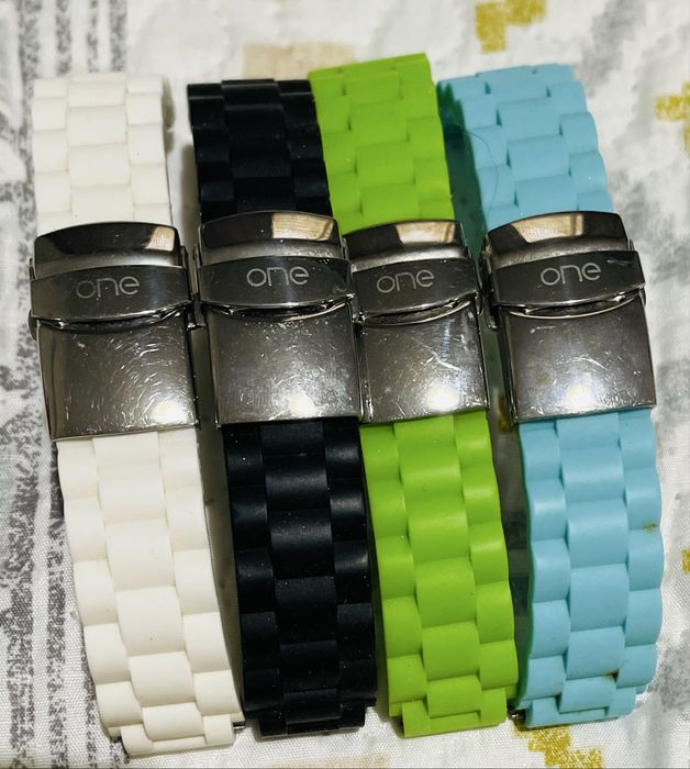 Relógio ONE com 5 pulseiras