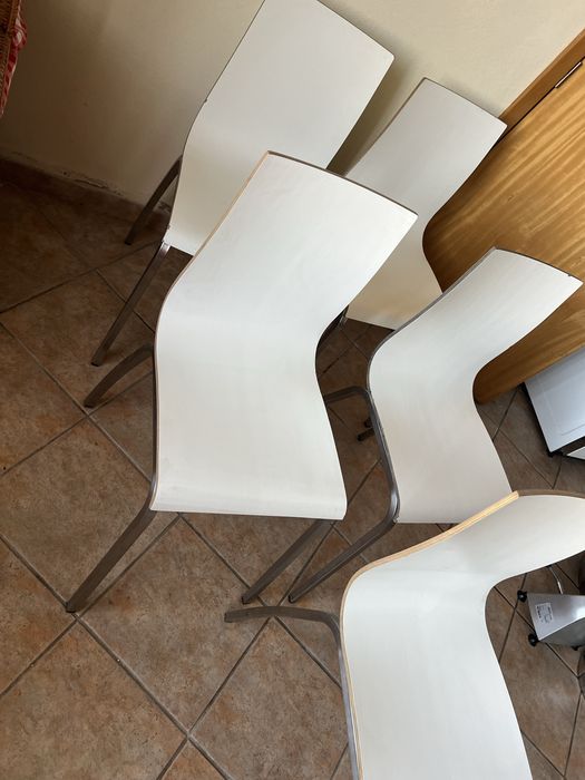 5 cadeiras brancas modernas com pés metálicos