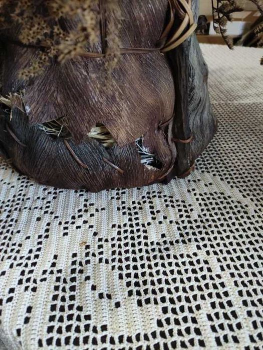 Arranjo flores secas com casca de coco a fazer de vaso