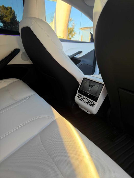 Tesla Model 3 RWD – 12/2024 – 25.000 km – Extras