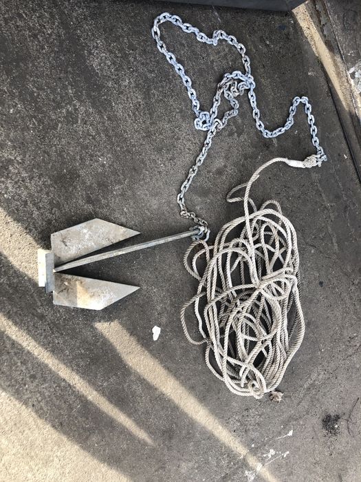 Kotwica z lancuchem i lina