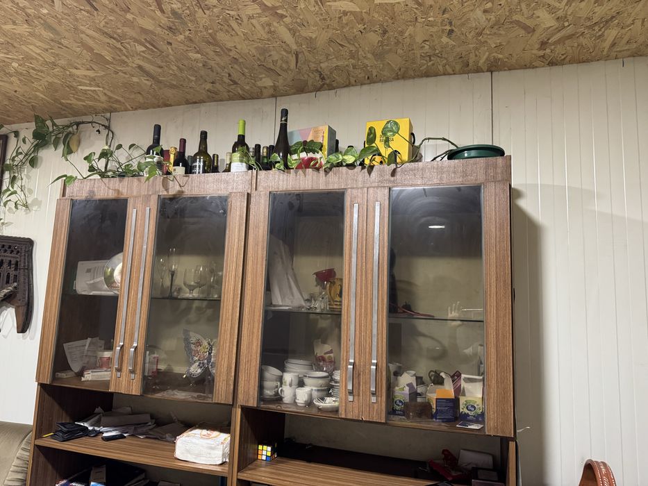 Louceiro / móvel de sala grande com vitrines e muita arrumação