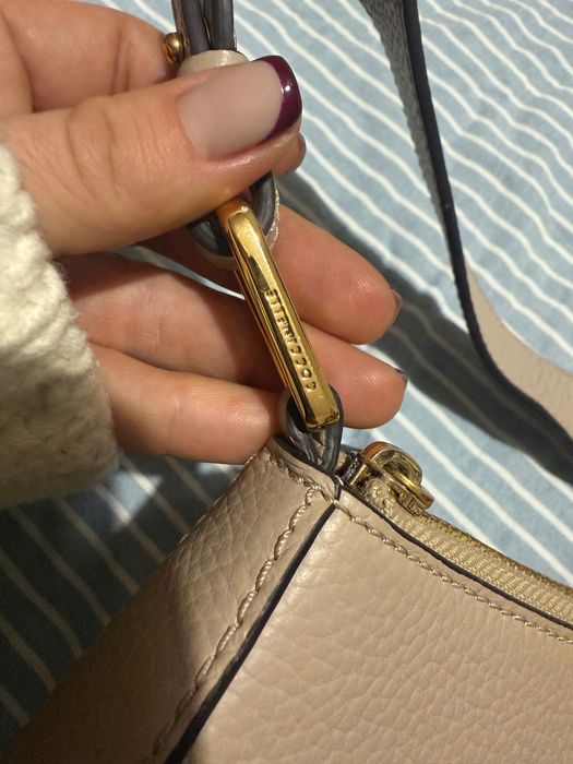 Сумка маленькая багет бежевая coccinelle