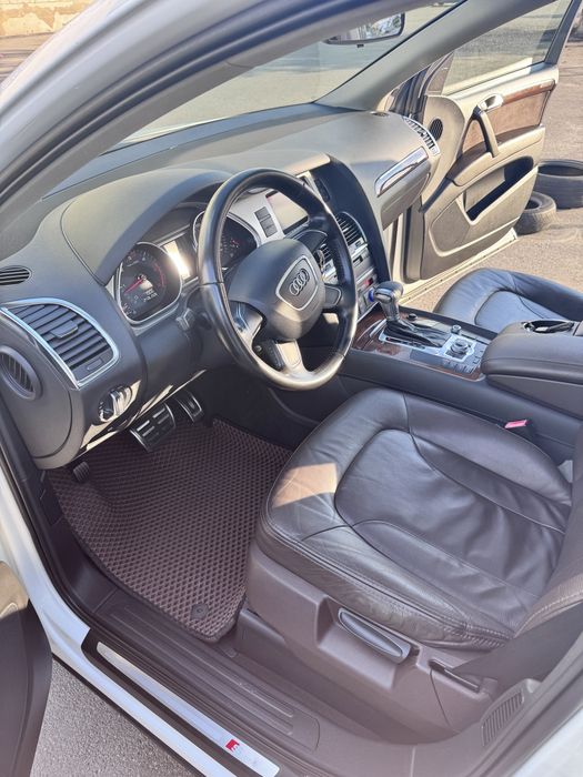 Позашляховик Audi Q7