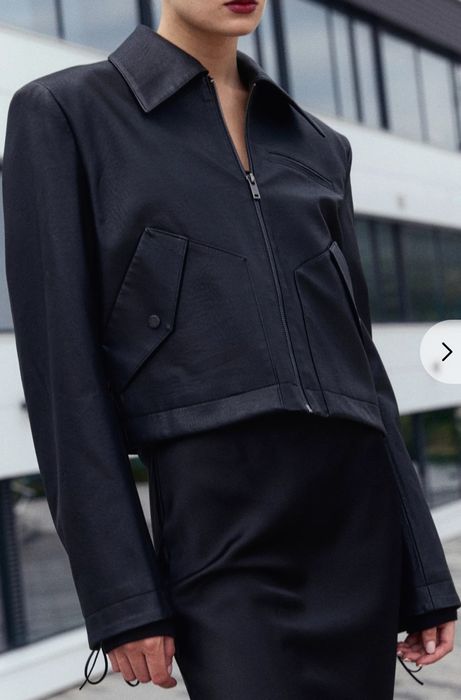 Чорна шкіряна куртка із шнурівкою