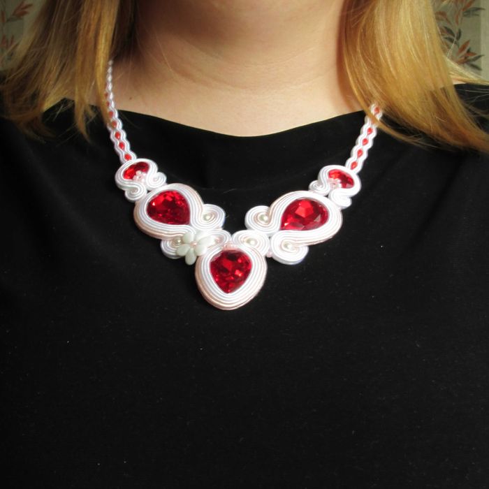 Biały ślubny naszyjnik z sutaszu.