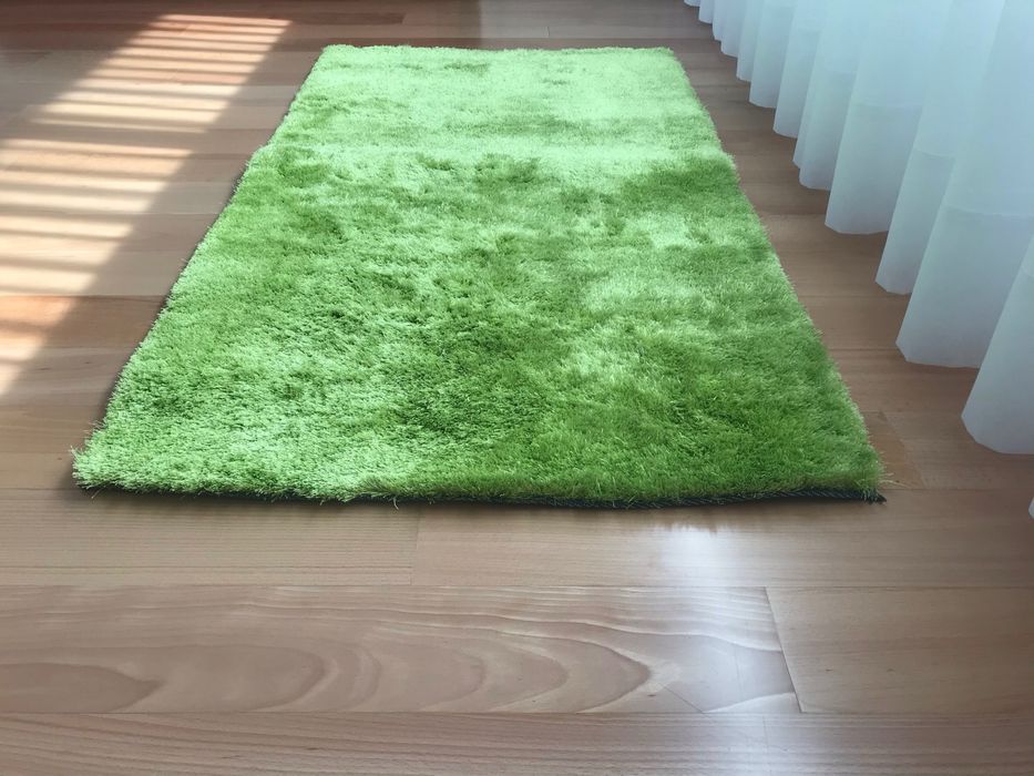 Conjunto de dois tapetes verdes de pelo comprido