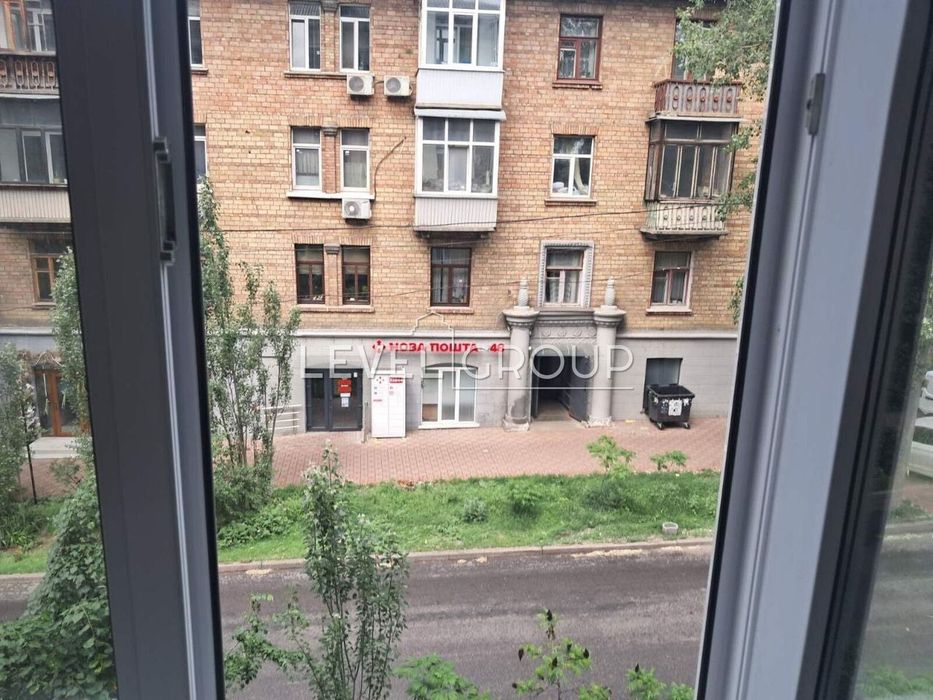 Продаж просторої 2-кімнатної квартири в цегляній сталінці на Печерську.