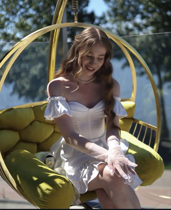 Біла корсетна сукня