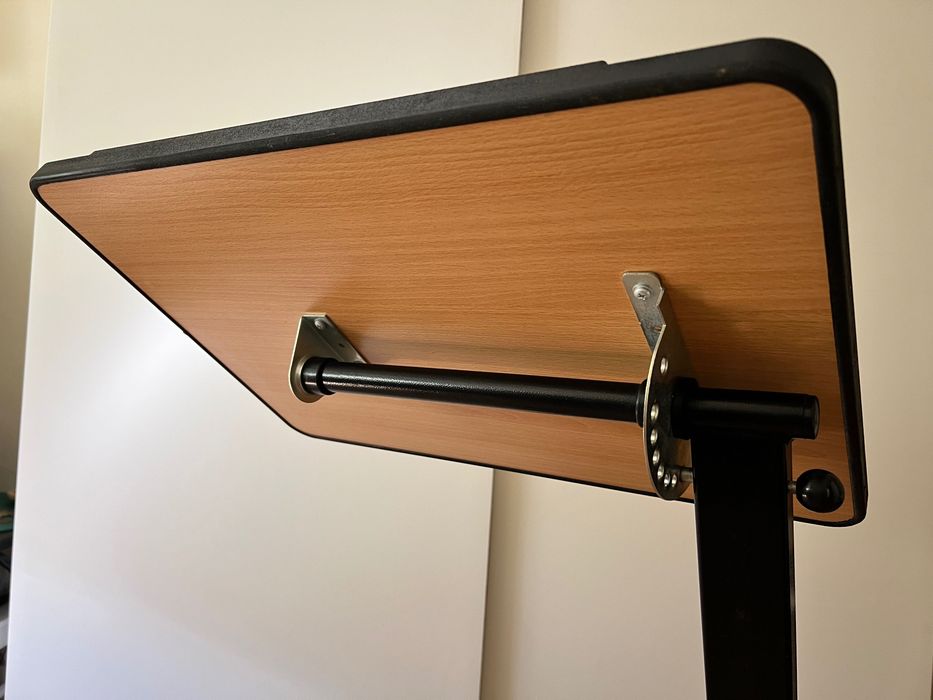 Mesa auxiliar regulável