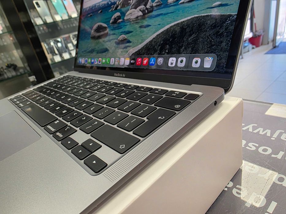 Macbook Air 13 2020/ Apple M1/ 8GB DDR4/ 256GB/ 409 cykli ładowania/ Grade B/ Space Gray/ technicznie OK/ GW 6 MSC
