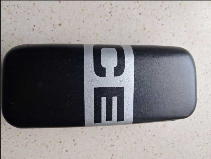 Sztywne dużę etui na okulary Police