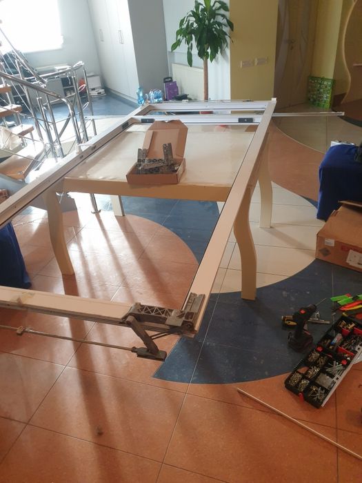 Здравствуйте! Я профессиональный мастер по ремонту окон и дверей.