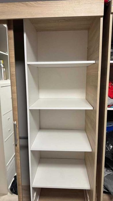 Duża szafa przesuwna z lustrem – pojemna, solidna